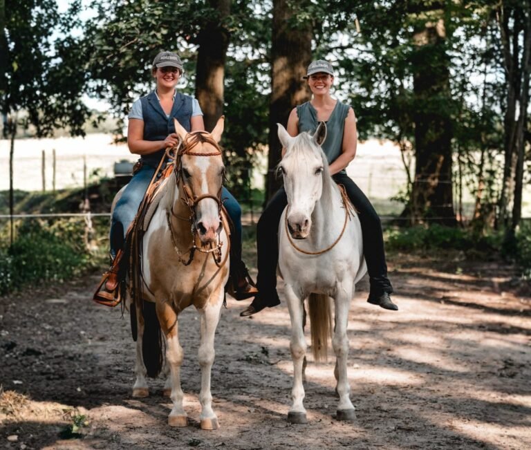 Stefanie Meier und Janine Leuf zu Pferd auf den Mühlenhöfen in Porta Westfalica