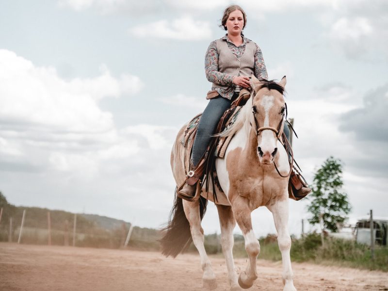 Trainingstag_Mühlenhöfe_Stefanie_Meier_mit_Crack Stefanie Meier mit ihrem Paint Horse Crack während des Trainingstages auf den Mühlenhöfen