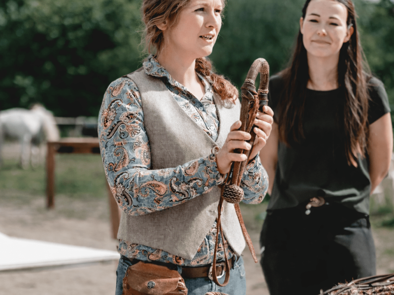Stefanie Meier und Janine präsentieren verschiedene Zäumungen wie das Bosal
