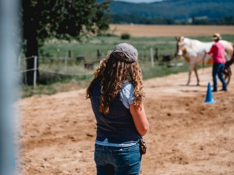Stefanie Meier begleitet eine Reitschülerin mit ihrem Pferd beim Reitunterricht auf den Mühlenhöfen in Porta Westfalica